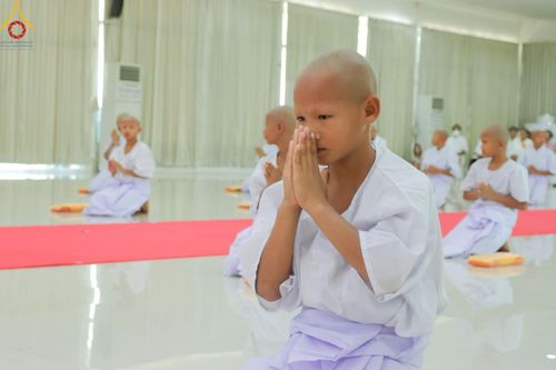 ภาพ No.216251:วันเสาร์ที่ 5 เมษายน พ.ศ. 2568 พิธีตัดปอยผม พิธีขอขมาผู้ปกครอง พิธีขอขมามอบผ้าไตร พิธีบรรพชา พิธีถวายบาตรสามเณร ณ ศูนย์ปฏิบัติธรรมและศูนย์อบรมเยาวชนเพชรบุรี ต.ท่าแลง อ.ท่ายาง จ.เพชรบุรี