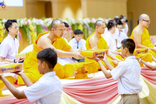 ภาพ No.245981:วันเสาร์ที่ 13 กันยายน พ.ศ. 2568 พิธีมอบผ้าไตรประธานกฐินสัมฤทธิ์เด็กดี V-Star ณ สภาธรรมกายสากล วัดพระธรรมกาย