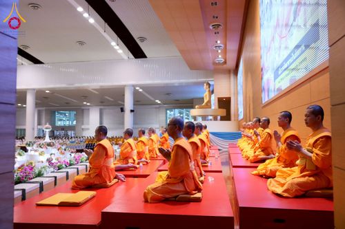 ภาพ No.232083:วันอาทิตย์ที่ 6 กรกฏาคม พ.ศ. 2568 พิธีตักบาตร ข้าวสารอาหารแห้ง  พิธีบูชาข้าวพระ สัมมนาพิเศษราชเหล็ก ณ สภาธรรมกายสากล วัดพระธรรมกาย