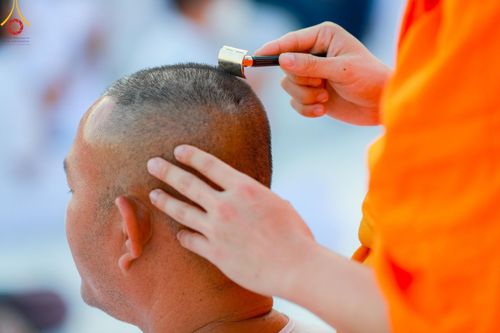 ภาพ No.180060:พิธีปลงผมนาคธรรมทายาท ในโครงการอุปสมบทหมู่ บูชาธรรมมหาปูชนียาจารย์ (ศูนย์อบรมวัดพระธรรมกาย) วันที่ 1 ธันวาคม พ.ศ. 2567 ณ ลานธรรมหารัตนวิหารคด วัดพระธรรมกาย จ.ปทุมธานี