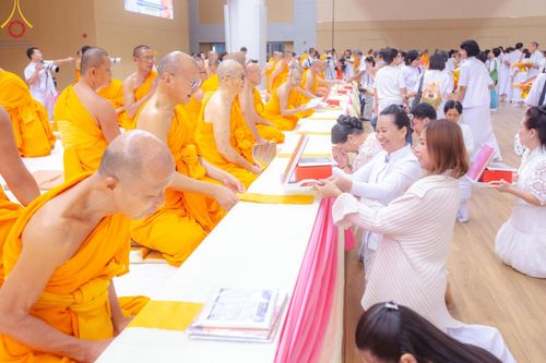 ภาพ No.138865:พิธีถวายกองทุนสนับสนุน การสร้างพระไตรปิฎกฉบับธรรมชัย และอนุรักษ์คัมภีร์ใบลาน น้อมบูชาธรรมหลวงพ่อธัมมชโย 80 ปี ณ ห้องแก้วสารพัดนึก 2 วัดพระธรรมกาย วันเสาร์ที่ 1 มิถุนายน พศ. 2567