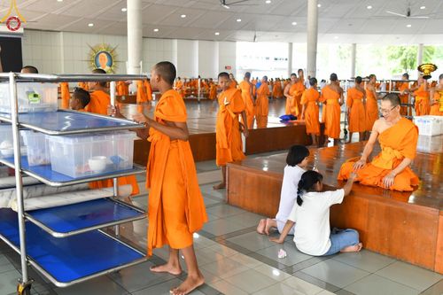 ภาพ No.165843:พิธีถวายภัตตาหารเมนูสวรรค์ วันที่ 26 ตุลาคม พ.ศ. 2567 ณ หอฉันคุณยายอาจารย์ฯ วัดพระธรรมกาย