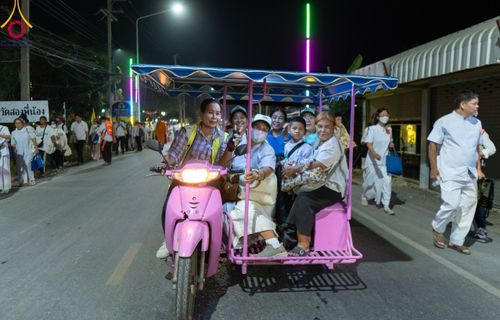 ภาพ No.112235:พิธีจุดประทีปถวายเป็นพุทธบูชา และบูชาธรรมมหาปูชนียาจารย์ พระมงคลเทพมุนี(สด จนฺทสโร) ในโครงการธรรมยาตรา กตัญญูบูชา มหาปูชนียาจารย์ พระมงคลเทพมุนี(สด จนฺทสโร) พระผู้ปราบมาร อนุสรณ์สถาน 7 แห่ง ปีที่ 12 วันที่ 14 มกราคม พ.ศ. 2567 ณ วัดสองพี่น้อง อ.สองพี่น้อง