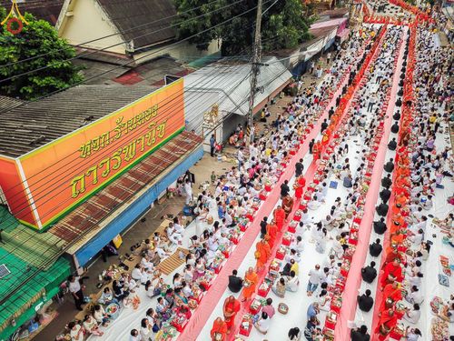 ภาพ No.146306:ตักบาตรพระ 1,384 รูป ทำบุญเมืองฝางครบรอบ 1,383 ปี ถวายเป็นพระราชกุศลแด่พระบาทสมเด็จพระเจ้าอยู่หัว เนื่องในโอกาสพระราชพิธีมหามงคล เฉลิมพระชนมพรรษา 6 รอบ 72 พรรษา วันเสาร์ที่ 27 กรกฎาคม พ.ศ.2567  ณ ถนนหน้าที่ว่าการอำเภอฝาง จ.เชียงใหม่