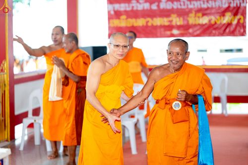 ภาพ No.234445:วันพฤหัสบดีที่ 24 กรกฎาคม พ.ศ. 2568 พิธีถวายสังฆทานแก่คณะสงฆ์ 323 วัด , พิธีมอบกองทุนหนุนแรงใจช่วยครูใต้ , พิธีทำบุญส่วนกุศลแด่ผู้วายชนม์ ในเหตุการณ์ความไม่สงบ 4 จังหวัด ชายแดนภาคใต้ (ปัตตานี , ยะลา , นราธิวาส , สงขลา) ปีที่ 21 ครั้งที่ 179 ณ วัดเวฬุวัน 