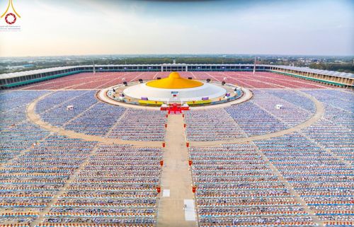 ภาพ No.221624:วันอังคารที่ 22 เมษายน พ.ศ. 2568 ภาพพิธีถวายมหาสังฆทานคณะสงฆ์ 40,000 กว่าวัดทั่วประเทศ เนื่องในวันคุ้มครองโลก ชุดที่ 2 (ปลื้มให้สมการรอคอย) ณ ลานธรรมพระมหาธรรมกายเจดีย์ วัดพระธรรมกาย