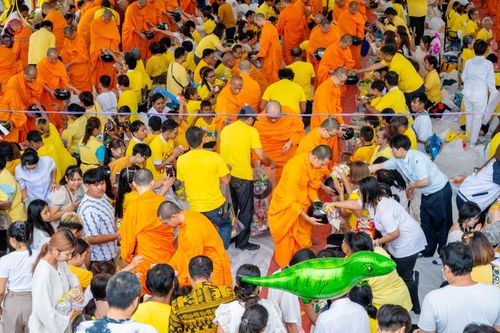 ภาพ No.146507:มหาสังฆทานถวายเป็นพุทธบูชาครั้งยิ่งใหญ่ โครงการทำบุญตักบาตร เพื่อถวายเป็นพระราชกุศล เนื่องในโอกาสมหามงคลเฉลิมพระชนมพรรษา พระบาทสมเด็จพระเจ้าอยู่ห้วฯ ทรงเจริญพระชนมพรรษา 6 รอบ 72 พรรษา