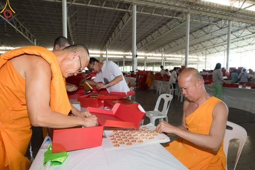 ภาพ No.212321:วันพุธที่ 19 มีนาคม พ.ศ. 2568 การบรรจุไทยธรรมลงกล่องสำเร็จ 43,500 กล่อง เพื่อถวายแด่พระสังฆาธิการ 40,000 กว่าวัดทั่วไทย ในวันคุ้มครองโลก 22 เมษายน พ.ศ. 2568 ณ บ้านแก้วเรือนทองคุณยายฯ วัดพระธรรมกาย