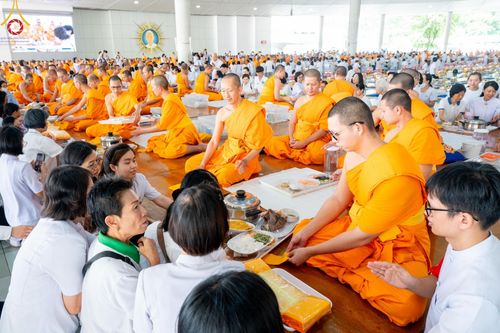 ภาพ No.157732:พิธีถวายภัตตาหารเมนูสวรรค์ ในพรรษาแห่งการเข้าถึงธรรม วันเสาร์ที่ 28 กันยายน พ.ศ. 2567 ณ หอฉันคุณยายอาจารย์ฯ วัดพระธรรมกาย