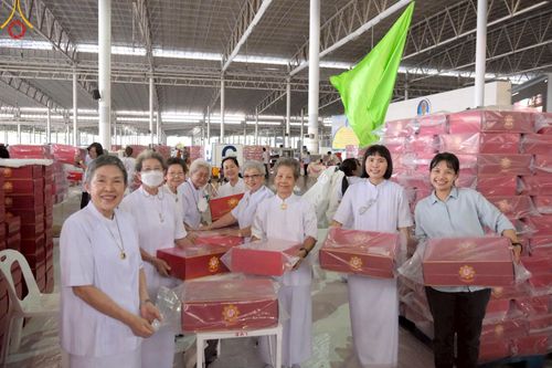 ภาพ No.214397:วันที่ 29 มีนาคม พ.ศ.2568 กิจกรรมใส่ถุงซิปกล่องไทยธรรม เพื่อรักษาความประณีตของกล่องไทยธรรม ในทุกสภาพอากาศ ณ บ้านแก้วเรือนทองคุณยาย วัดพระธรรมกาย