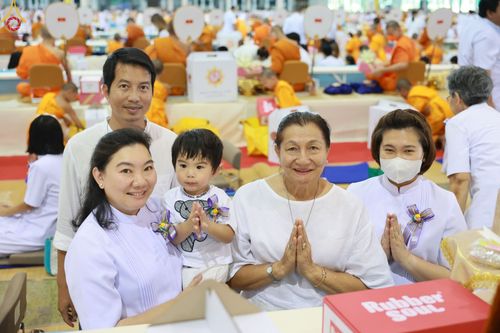 ภาพ No.85427:พิธีถวายมหาสังฆทานคณะสงฆ์ 2000 กว่าวัดทั่วประเทศปีที่ 23, พิธีถวายไทยธรรมคณะสงฆ์ 323 วัด 4 จังหวัดชายแดนภาคใต้, พิธีมอบปัจจัยช่วยเหลือครู 4 จังหวัดชายแดนภาคใต้ ณ สภาธรรมกายสากล วัดพระธรรมกาย ในวันสมาธิโลก อาทิตย์ที่ 6 สิงหาคม พ.ศ. 2566