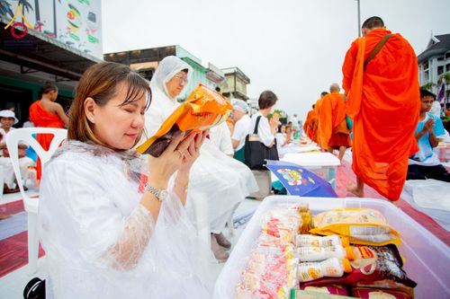 ภาพ No.226142:วันอาทิตย์ที่ 25 พฤษภาคม พ.ศ. 2568 พิธีตักบาตรพระ 1,000 รูปเมืองตรัง ครบรอบ 110 ปี เมืองทับเที่ยง ถวายเป็นพุทธบูชา ถวายเป็นพระราชกุศลแด่รัชกาลที่ 10 และอุทิศส่วนกุศลแด่อดีตเจ้าเมืองตรัง และบรรพบุรุษ ณ บริเวณหน้าศาลากลางจังหวัดตรัง ถนนพระราม 6