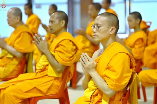 ภาพ No.233832:วันเสาร์ที่ 19 กรกฎาคม พ.ศ.2568 วันมหารำลึก ครั้งที่ 35 พิธีรำลึกถึงนักสร้างบารมี , พิธีสวดพระพุทธมนต์ , พิธีทอดผ้าบังสกุลและถวายไทยธรรม วัดพระธรรมกาย