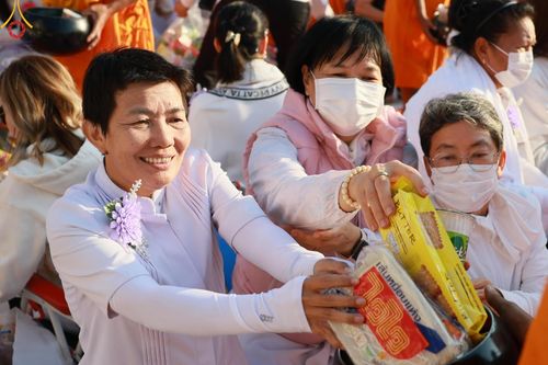 ภาพ No.195404:พิธีตักบาตรพระธรรมยาตรา ณ อนุสรณ์สถานลำดับที่ 3 สถานที่เกิดใหม่ในเพศสมณะ วัดสองพี่น้อง ต.ต้นตาล อ.สองพี่น้อง จ.สุพรรณบุรี ในโครงการธรรมยาตรา กตัญญูบูชา มหาปูชนียาจารย์ พระมงคลเทพมุนี(สด จนฺทสโร) พระผู้ปราบมาร ปีที่ 13 วันที่ 15 มกราคม พ.ศ.2568