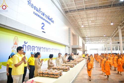 ภาพ No.209017:พระบาทสมเด็จพระเจ้าอยู่หัว ทรงมีพระราชศรัทธาทรงพระกรุณาโปรดเกล้าฯ ให้บำเพ็ญพระราชกุศลถวายภัตตาหารพระราชทาน การสอบบาลีสนามหลวง ณ วัดพระธรรมกาย ย อ.คลองหลวง จ.ปทุมธานี วันที่ 23-24 กุมภาพันธ์ พ.ศ. 2568