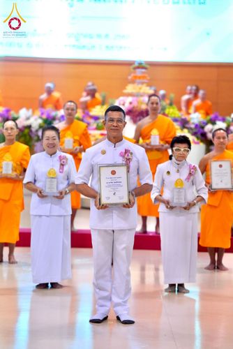 ภาพ No.232216:วันอาทิตย์ที่ 6 กรกฏาคม พ.ศ. 2568 พิธีมอบโล่เกียรติคุณ สวดธัมมจักกัปปวัตตนสูตร และรางวัลโครงการผู้นำแสงสว่างออนไลน์ ณ ห้องแก้วสารพัดนึก1 สภาธรรมกายสากล วัดพระธรรมกาย