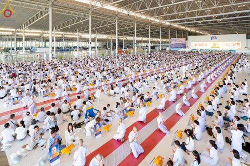 ภาพ No.215015:วันเสาร์ที่ 5 เมษายน พ.ศ. 2568 พิธีเวียนประทักษิณรอบพระมหาธรรมกายเจดีย์  พิธีวันทาเจดีย์ พิธีขอขมาและมอบผ้าไตร ในโครงการบรรพชาสามเณรฟื้นฟูพระพุทธศาสนาทั่วไทย , โครงการหน่อแก้วเปรียญธรรม รุ่นที่ 13 ,  โครงการสามเณรยุวธรรมทายาท รุ่นที่ 33 , โครงการสามเณรมั