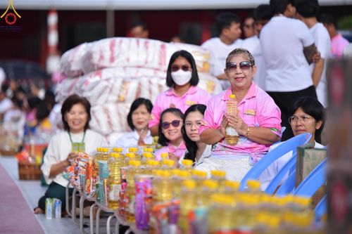 ภาพ No.150865:พิธีเจริญพระพุทธมนต์ และทำบุญตักบาตรแด่คณะสงฆ์ จำนวน 121 รูป เนื่องในโอกาสฉลองครบรอบ 120 ปี อำเภอคลองหลวง จังหวัดปทุมธานี เพื่อถวายเป็นพุทธบูชา ช่วยเหลือผู้ประสบความเดือดร้อนจากอุทกภัย และคณะสงฆ์ 323 วัด 4 จังหวัดชายแดนภาคใต้ วันเสาร์ที่ 31 สิงหาคม พ.ศ. 