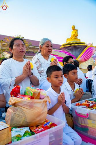 ภาพ No.197703:พิธีตักบาตรพระธรรมยาตรา ณ อนุสรณ์สถานลำดับที่ 4 สถานที่เกิดด้วยกายธรรม วัดโบสถ์(บน) ต.บางคูเวียง จ.นนทบุรี ในโครงการธรรมยาตรา กตัญญูบูชา มหาปูชนียาจารย์ พระมงคลเทพมุนี(สด จนฺทสโร) พระผู้ปราบมาร อนุสรณ์สถาน 7 แห่ง ปีที่ 13 วันที่ 19 มกราคม พ.ศ. 2568