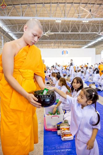 ภาพ No.243542:วันที่ 7 กันยายน พ.ศ. 2568 พิธีตักบาตร ข้าวสารอาหารแห้ง ในวันครูผู้ค้นพบวิชชาธรรมกาย ณ บ้านแก้วเรือนทองคุณยายฯ สภาธรรมกายสากล วัดพระธรรมกาย