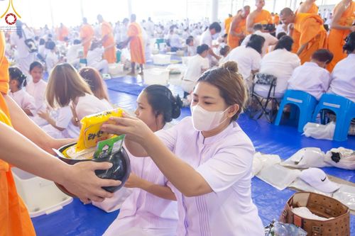 ภาพ No.222039:วันที่ 4 พฤษภาคม พ.ศ. 2568 พิธีตักบาตร เนื่องในวันอาทิตย์ต้นเดือน ณ บ้านแก้วเรือนทองคุณยายฯ วัดพระธรรมกาย