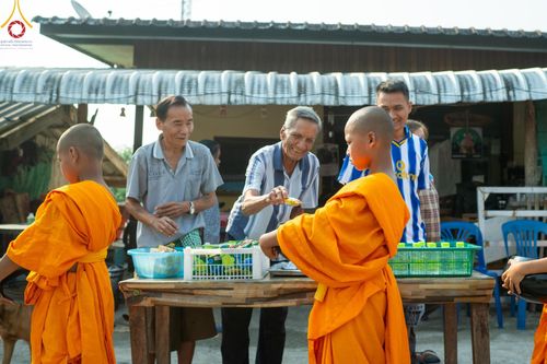 ภาพ No.62315:Photo Story  มหัศจรรย์วัดดงดินแดง Episode 4 กิจกรรมตักบาตรฉลองพระ-เณรกว่า 500 รูป