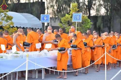 ภาพ No.106752:พิธีถวายภัตตาหารเป็นสังฆทาน แด่คณะพระธรรมยาตราฯ ในโครงการธรรมยาตรากตัญญูบูชา มหาปูชนียาจารย์ พระมงคลเทพมุนี(สด จนฺทสโร) พระผู้ปราบมาร อนุสรณ์สถาน 7 แห่ง ปีที่ 12 วันที่ 6 มกราคม พ.ศ. 2567 ณ อนุสรณ์สถานโลตัสแลนด์ จ.สุพรรณบุรี