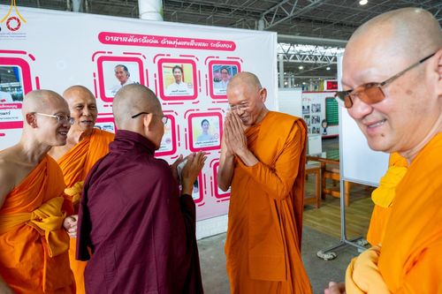 ภาพ No.60381:การต้อนรับพระสังฆาธิการ 10,000 กว่าวัดทั่วประเทศ พิธีมอบปัจจัยช่วยเหลือครู 4 จังหวัดชายแดนภาคใต้ พิธีปฏิบัติธรรม ในวันคุ้มครองโลก วันจันทร์ที่ 22 เมษายน พ.ศ.2567 ณ วัดพระธรรมกาย จ.ปทุมธานี