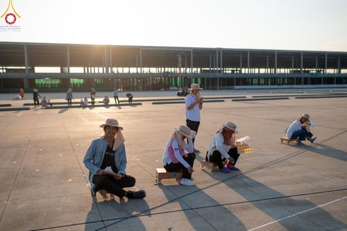 ภาพ No.60895:V.37 ยิ่งกว่าดี เพื่อ 80 ปีของพ่อ ภาพการเตรียมงานของหน่วยงานต่างๆ เพื่อพิธีฉลองอายุวัฒนมงคล 80 ปี หลวงพ่อธัมมชโย และรับถวายมหาสังฆทาน 10,000 กว่าวัดทั่วประเทศ ในวันคุ้มครองโลก วันจันทร์ที่ 22 เมษายน พ.ศ. 2567