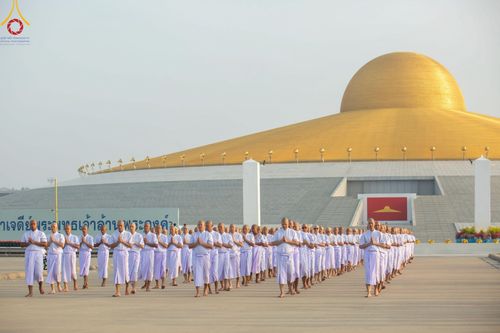 ภาพ No.217015:วันเสาร์ที่ 12 เมษายน พ.ศ. 2568 พิธีเวียนประทักษิณรอบพระมหาธรรมกายเจดีย์  พิธีวันทาเจดีย์ พิธีขอขมาและมอบผ้าไตร ในโครงการอุปสมบทหมู่ บูชาธรรมหลวงพ่อธัมมชโย, โครงการธรรมทายาท ระดับอุดมศึกษา รุ่นที่ 52 ,  โครงการบวชพระนานาชาติ AEC & WAB CEO รุ่นที่ 4 , ณ ว