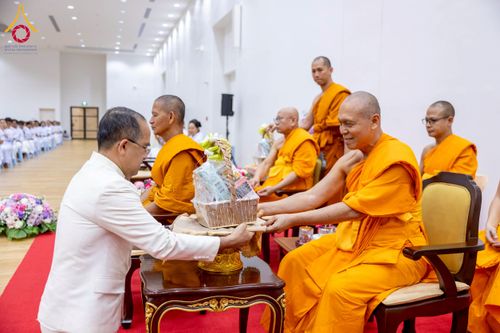 ภาพ No.221924:โครงการปฏิบัติธรรมอบรมศีลธรรม “บวชอุบาสิกาแก้ว” ถวายเป็นพระราชกุศลแด่พระบาทสมเด็จพระเจ้าอยู่หัว เนื่องในโอกาสมหามงคล “วันฉัตรมงคล”  ระหว่างวันที่ 2 – 4 พฤษภาคม 2568  ณ อาคาร 115 ปี คุณยายอาจารย์ฯ