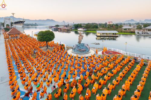 ภาพ No.282566:วันเสาร์ที่ 20 ธันวาคม พ.ศ.2568 พิธีตักบาตรพระ 10,000 รูป (ชุด 2) เนื่องในโอกาส 194 ปี จังหวัดกาญจนบุรี และอุทิศส่วนกุศลให้แด่บรรพชนทั้งหลาย บริเวณถนนสองแคว (Skywalk) เมืองกาญจนบุรี