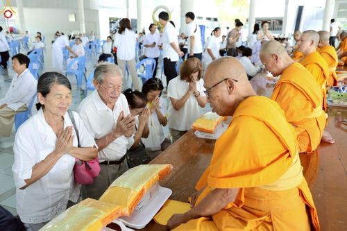 ภาพ No.230464:วันที่ 28 มิถุนายน พ.ศ. 2568 พิธีถวายภัตตาหารเมนูสวรรค์ เพื่อการบรรลุธรรม ณ หอฉันคุณยายอาจารย์ฯ วัดพระธรรมกาย