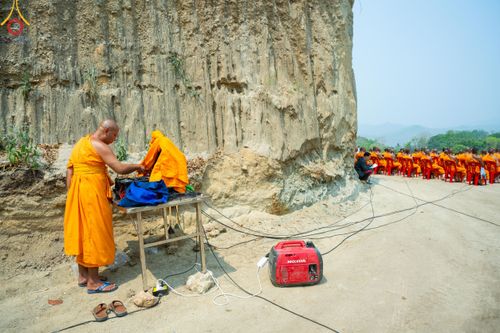 ภาพ No.140377:Photo Story มหัศจรรย์วัดดงดินแดง  EP.8  ภาพการเตรียมงาน การปฎิบัติงาน ของเหล่าผู้ทุ่มเทและเสียสละ เพื่อความสำเร็จของความมหัศจรรย์ ณ วัดดงดินแดง ต.ม่อนจอง อ.อมก๋อย จ.เชียงใหม่ วันที่ 1-7 เมษายน พ.ศ. 2567