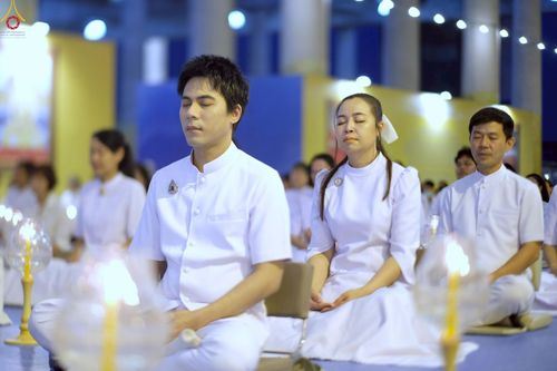 ภาพ No.224005:วันวิสาขบูชา วันอาทิตย์ที่ 11 พฤษภาคม พ.ศ. 2568 พิธีจุดวิสาขประทีป ,  พิธีเวียนประทักษิณรอบพระมหาธรรมกายเจดีย์ , พิธีฉลองชัยสวดมนต์บทธัมมจักกัปปวัตตนสูตร ครบ 7,357,000,000 จบ ณ มหารัตนวิหารคด วัดพระธรรมกาย