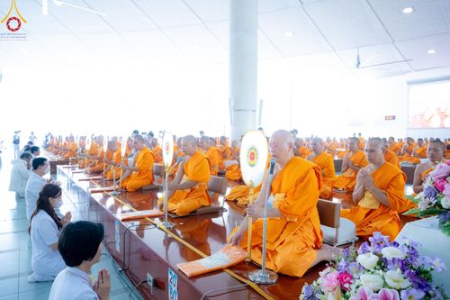 ภาพ No.205725:พิธีสวดพระพุทธมนต์ และถวายภัตตาหารเมนูสวรรค์แด่พระภิกษุ สามเณร วันจันทร์ที่ 3 กุมภาพันธ์ พ.ศ. 2568 ณ หอฉันคุณยายอาจารย์ฯ วัดพระธรรมกาย