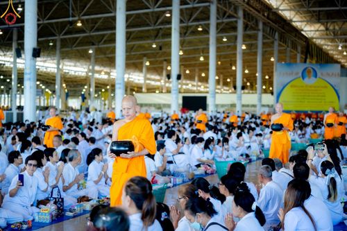 ภาพ No.151042:พิธีตักบาตร ในวันอาทิตย์ต้นเดือน วันที่ 1 กันยายน พ.ศ. 2567 ณ สภาธรรมกายสากล วัดพระธรรมกาย