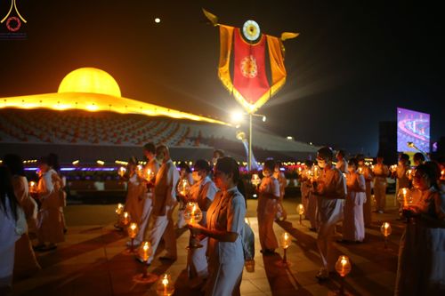 ภาพ No.77237:พิธีจุดมาฆประทีป ในวันมาฆบูชา อาทิตย์ต้นเดือนที่ 6 มีนาคม พ.ศ. 2566 ณ วัดพระธรรมกาย อ.คลองหลวง จ.ปทุมธานี