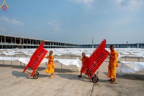 ภาพ No.220818:วันที่ 24-25 เมษายน พ.ศ. 2568 การเก็บงาน ผ้ารับประเคน ผ้าระบาย โต๊ะ เก้าอี้  ภายหลังงานวันคุ้มครองโลก ณ วัดพระธรรมกาย