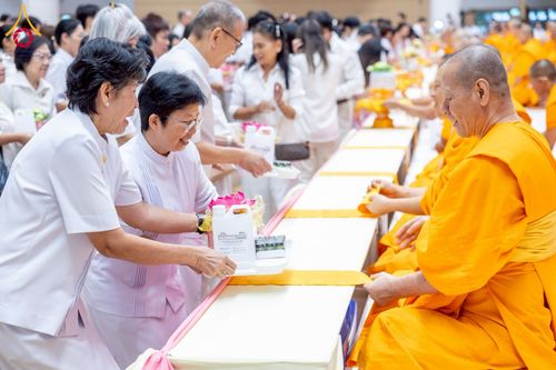 ภาพ No.239611:วันอาทิตย์ที่ 17 สิงหาคม พ.ศ. 2568 พิธีถวายคิลานเภสัช และอุปกรณ์ทางการแพทย์ แด่คณะสงฆ์ เนื่องในวันธรรมชัย ณ ห้องแก้วสารพัดนึก 2 สภาธรรมกายสากล วัดพระธรรมกาย