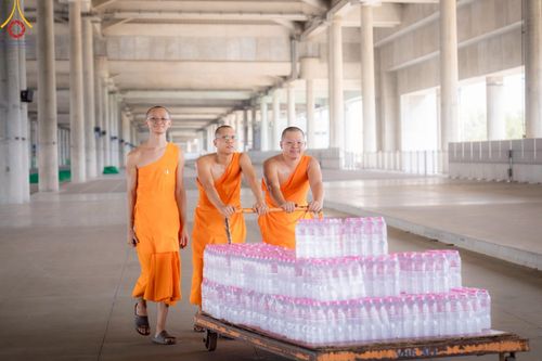 ภาพ No.218309:วันที่ 12-18 เมษายน พ.ศ. 2568 พระภิกษุและเจ้าหน้าที่อาสาสมัคร เตรียมพื้นที่ต้อนรับพักค้างพระสังฆาธิการ เนื่องในงานวันคุ้มครองโลก 22 เมษายน พ.ศ. 2568