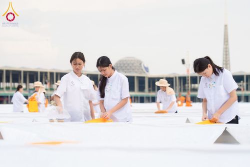 ภาพ No.217780:วันที่ 10-14 เมษายน พ.ศ. 2568 เจ้าหน้าที่อาสาสมัคร เตรียมงานวันคุ้มครองโลก ชุดที่ 2 วัดพระธรรมกาย จ.ปทุมธานี