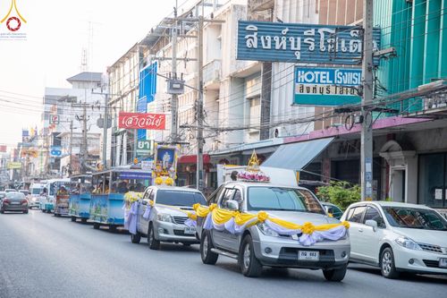 ภาพ No.59164:พิธีปลงผมและแห่นาคธรรมทายาท ในโครงการบรรพชาสามเณร ภาคฤดูร้อน เฉลิมพระเกียรติพระบาทสมเด็จพระเจ้าอยู่หัว เนื่องในโอกาส  พระราชพิธีมหามงคลเฉลิมพระชนมพรรษา 6 รอบ  ปลงผมนาคในวันที่ 21 เมษายน พ.ศ 2567 ณ วัดกลางธนรินทร์ (ธรรมอุทยานบ้านแป้ง)