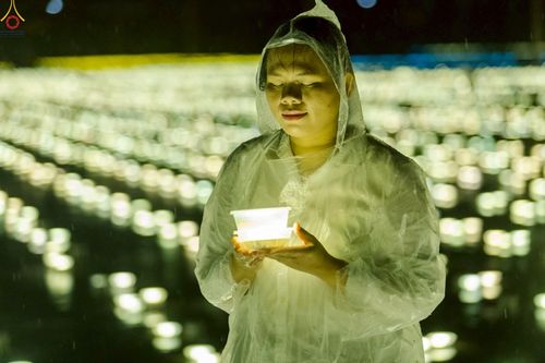 ภาพ No.244252:วันที่ 7 กันยายน พ.ศ. 2568 พิธีจุดประทีป วันครูผู้ค้นพบวิชชาธรรมกาย ณ ลานธรรมฯ และวิหารคด วัดพระธรรมกาย