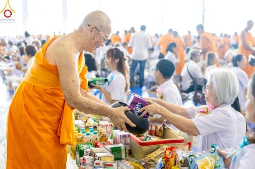 ภาพ No.222019:วันที่ 4 พฤษภาคม พ.ศ. 2568 พิธีตักบาตร เนื่องในวันอาทิตย์ต้นเดือน ณ บ้านแก้วเรือนทองคุณยายฯ วัดพระธรรมกาย