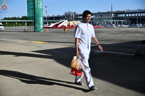 ภาพ No.143437:พิธีตักบาตร ข้าวสารอาหารแห้ง ณ บ้านแก้วเรือนทองคุณยายฯ และ พิธีบูชาข้าวพระ  ณ สภาธรรมกายสากล วัดพระธรรมกาย วันอาทิตย์ที่ 7 กรกฎาคม พ.ศ. 2567