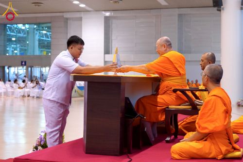 ภาพ No.232195:วันอาทิตย์ที่ 6 กรกฏาคม พ.ศ. 2568 พิธีมอบโล่เกียรติคุณ สวดธัมมจักกัปปวัตตนสูตร และรางวัลโครงการผู้นำแสงสว่างออนไลน์ ณ ห้องแก้วสารพัดนึก1 สภาธรรมกายสากล วัดพระธรรมกาย