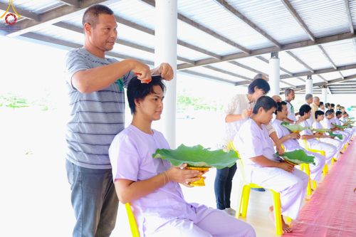 ภาพ No.186500:พิธีตัดปอย ปลงผม เวียนประทักษิณ  มอบบาตรผ้าไตร ขอขมาผู้ปกครอง และพิธีบรรพชาอุปสมบท  โครงการอุปสมบทหมู่บูชาธรรมมหาปูชนียาจารย์  ประจำปี 2567 ณ ศูนย์ปฏิบัติธรรมภาคใต้และวัดคงคาเลียบ อ.บางกล่ำ จ.สงขลา วันอาทิตย์ที่ 8 ธันวาคม พ.ศ. 2567