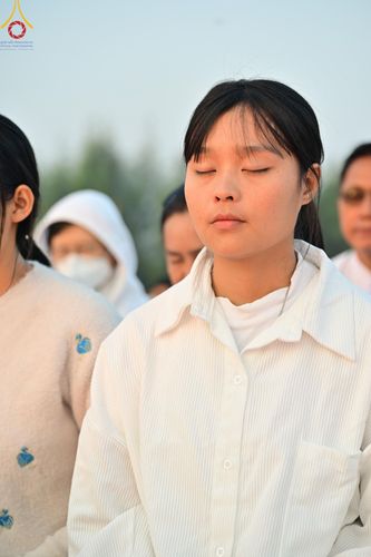 ภาพ No.201070:พิธีตักบาตรพระธรรมยาตรา ณ อนุสรณ์สถานลำดับที่ 5 สถานที่เผยแผ่วิชชาธรรมกายครั้งแรก อนุสรณ์สถานบางปลา วัดบางปลา อำเภอบางเลน จังหวัดนครปฐม ในโครงการธรรมยาตรา กตัญญูบูชา มหาปูชนียาจารย์ พระมงคลเทพมุนี(สด จนฺทสโร) พระผู้ปราบมาร อนุสรณ์สถาน 7 แห่ง ปีที่ 13