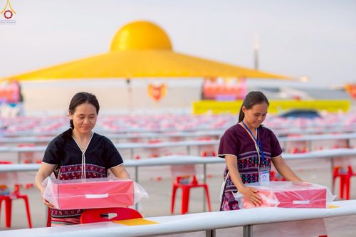 ภาพ No.225099:วันที่ 20 - 27 เมษายน พ.ศ. 2568 "ภาพแห่งความปลื้มที่ไม่มีวันจบ" คณะสงฆ์สามเณร เจ้าหน้าที่ และสาธุชน ร่วมแรงร่วมใจกันเตรียมงานและเก็บงาน เพื่อวันคุ้มครองโลก พิธีถวายมหาสังฆทานคณะสงฆ์ 40,000 กว่าวัดทั่วประเทศ